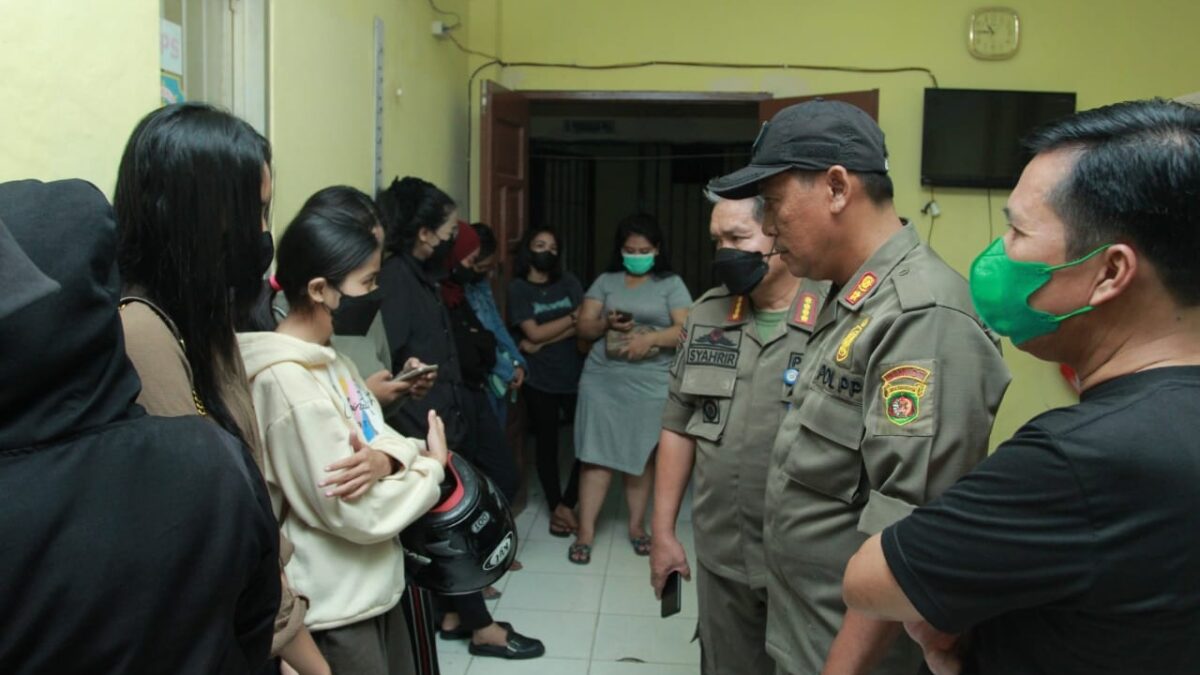 Sebanyak tujuh pasangan muda mudi diamankan Satpol PP Samarinda saat menggelar razia pada Jumat (14/1/2022) malam.