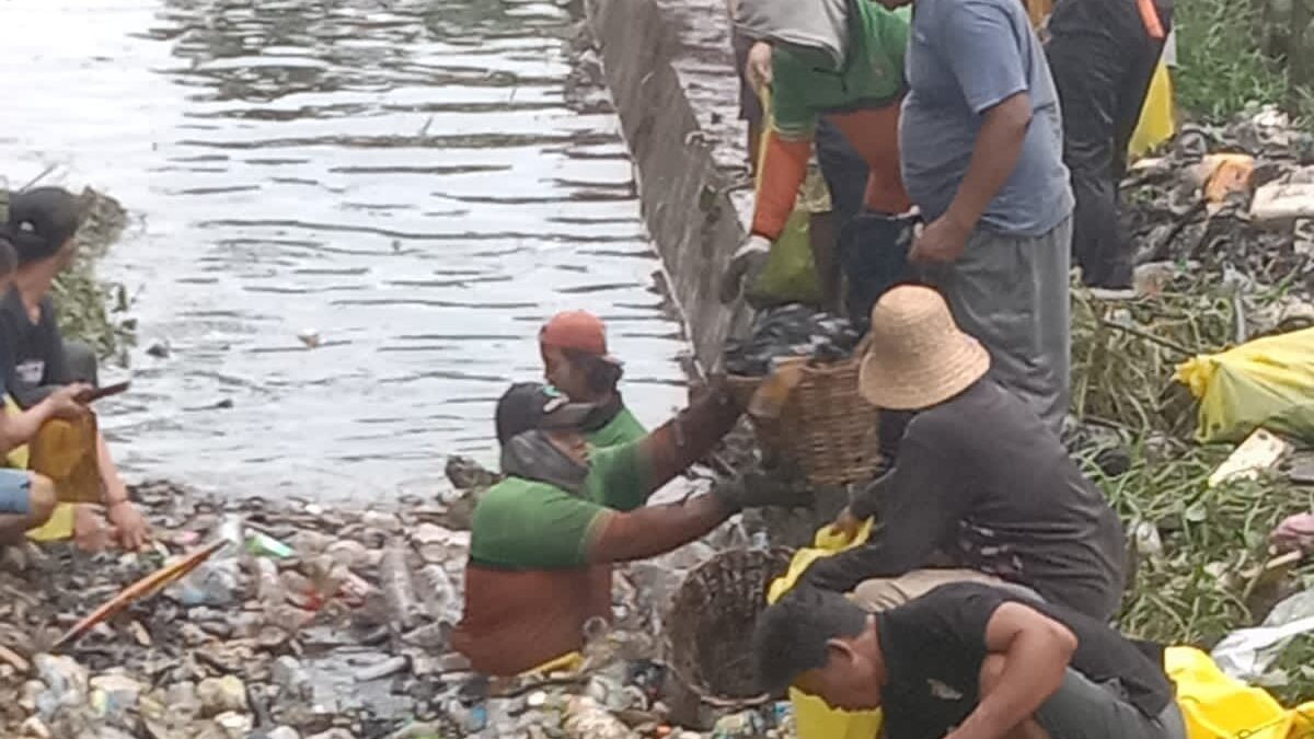 Drainase di Kelurahan Sempaja Selatan, Samarinda tersumbat sampah. Warga berinisiatif melakukan normaliasi dengan gotong royong masal pada Minggu (16/1/2022)