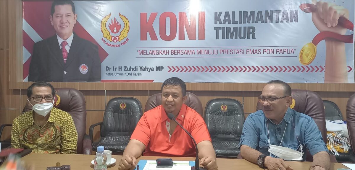 Muslimin, Ketua OC Pemilihan Ketua KONI Kaltim (tengah) saat memberikan keterangan kepada media. (Klausa.co)
