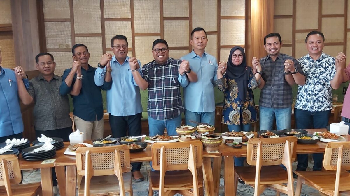 Irwan bersama ketua 10 Dewan Pimpinan Cabang (DPC) Partai Demokrat se-Kaltim saat melakukan konsolidasi di Kota Samarinda. (Istimewa)