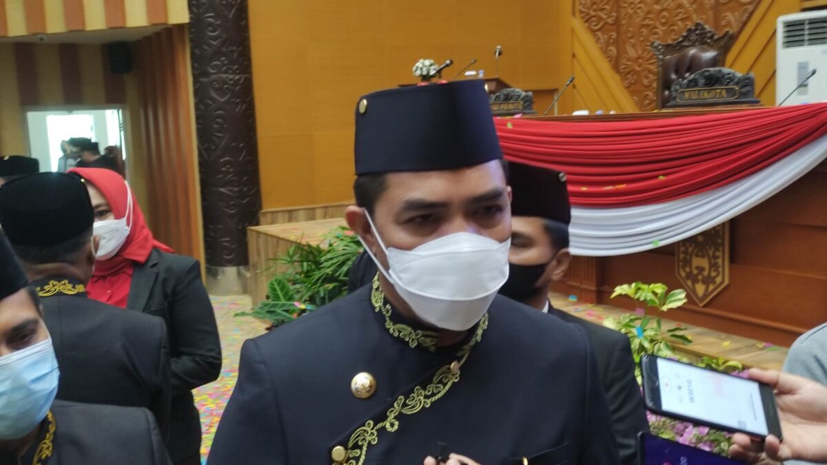 Wali Kota Samarinda Andi Harun ketika diwawancarai awak media usai paripurna di DPRD Samarinda, Senin (24/1/2022). (Foto : Klausa.co)