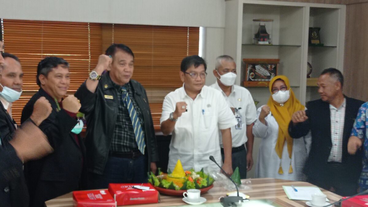 Pengurus Maki saat berada di Kantor DPRD Kaltim. (Foto : Klausa.co)