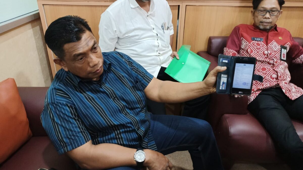Sugeng saat menunjukkan aduan yang ia sampaikan ke Polsek Samarinda Kota. (Foto : Istimewa)