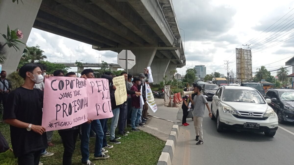 Puluhan mahasiswa saat berorasi menuntut pihak kepolisian kembali membuka dua berkas perkara yang menyeret dua oknum anggota DPRD Kalimantan Timur yang berseteru dengan Irma Suryani. (Foto : Klausa.co)