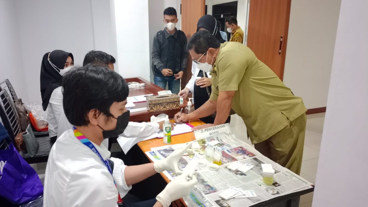 Pegawai Sekretariat DPRD Samarinda mengikuti tes urine yang digelar BNNK Samarinda. (Foto : Istimewa)
