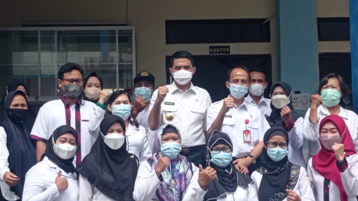 Wali Kota Samarinda, Andi Harun (tengah) saat melakukan tinjauan di SDN 027 di Jalan Pramuka, Kelurahan Gunung Kelua, Kecamatan Samarinda Ulu pada Rabu (16/2/2022). Foto : Istimewa