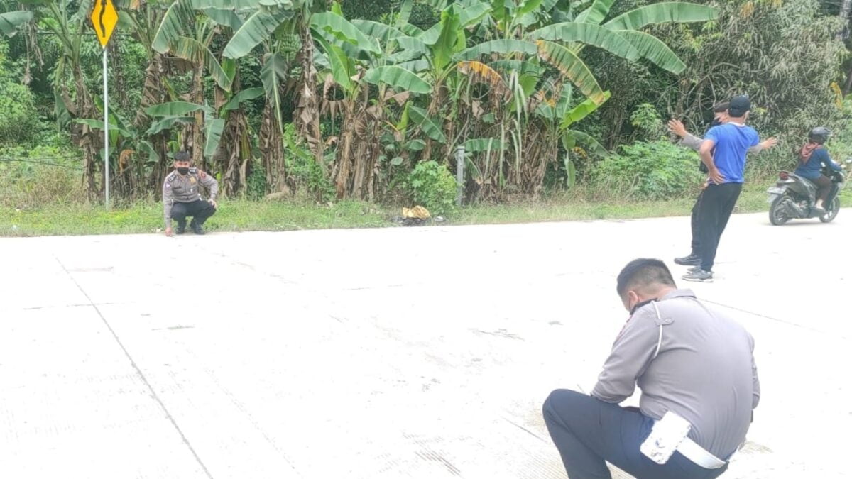 Satlantas Polresta Samarinda ketika melangsungkan olah TKP kecelakaan yang menewaskan balita berumur tiga tahun di Jalan Sultan Sulaiman, Kecamatan Sambutan, Samarinda. (Foto : Satlantas Polresta Samarinda)