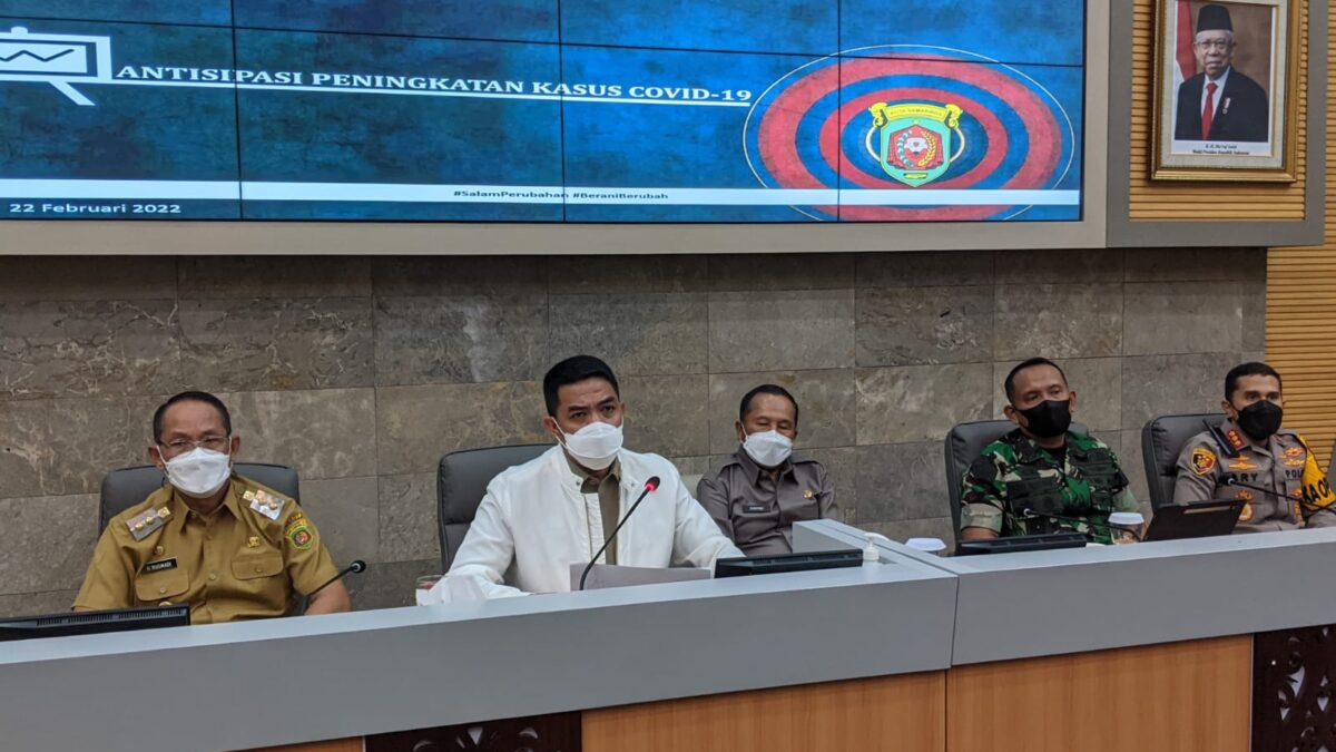 Wali Kota Samarinda dalam konferensi persnya usai memimpin rapat Satgas Penanganan Covid-19, Selasa (22/2/2022)