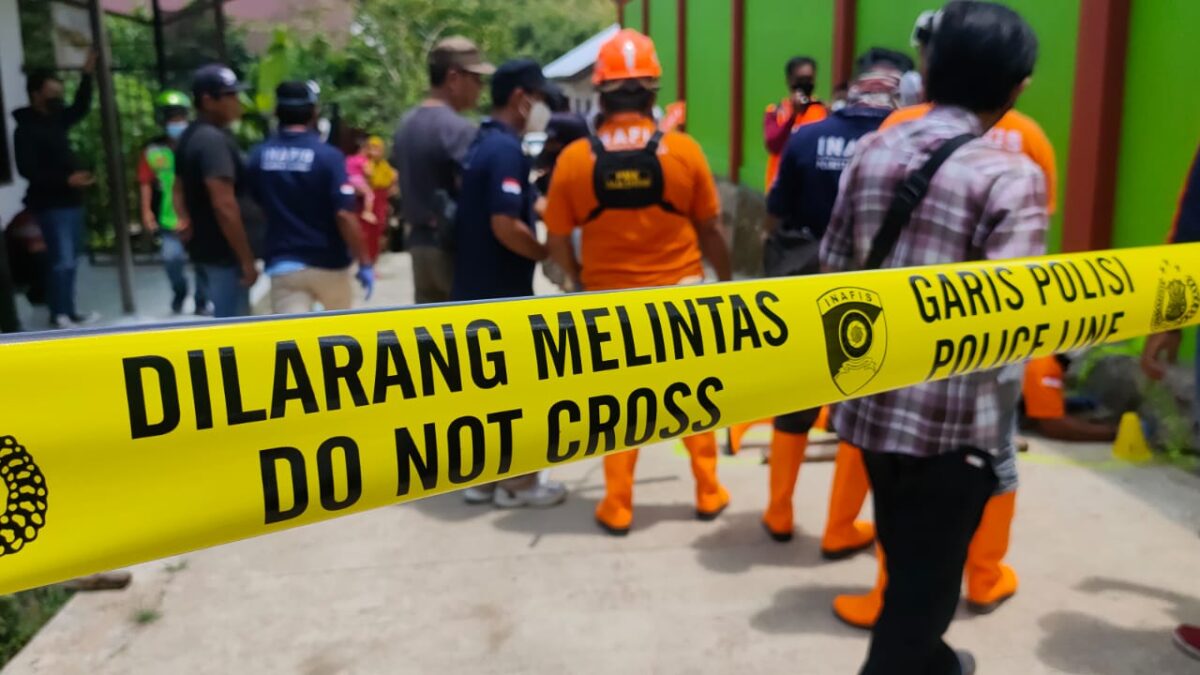 Tim Inafis Satreskrim Polresta Samarinda ketika menggelar olah TKP guru pondok pesantren yang dianiaya dua santrinya. (Foto : Inafis Satreskrim Polresta Samarinda)