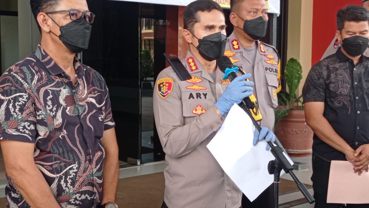 Kapolresta Samarinda Kombes Pol Ary Fadli (tengah) ketika membeberkan kronologis lengkap kasus penganiayaan yang dilakukan dua santri terhadap seorang ustaz hingga meninggal dunia, berikut pula jeratan maupun ancaman hukumannya. (Foto : Klausa.co)