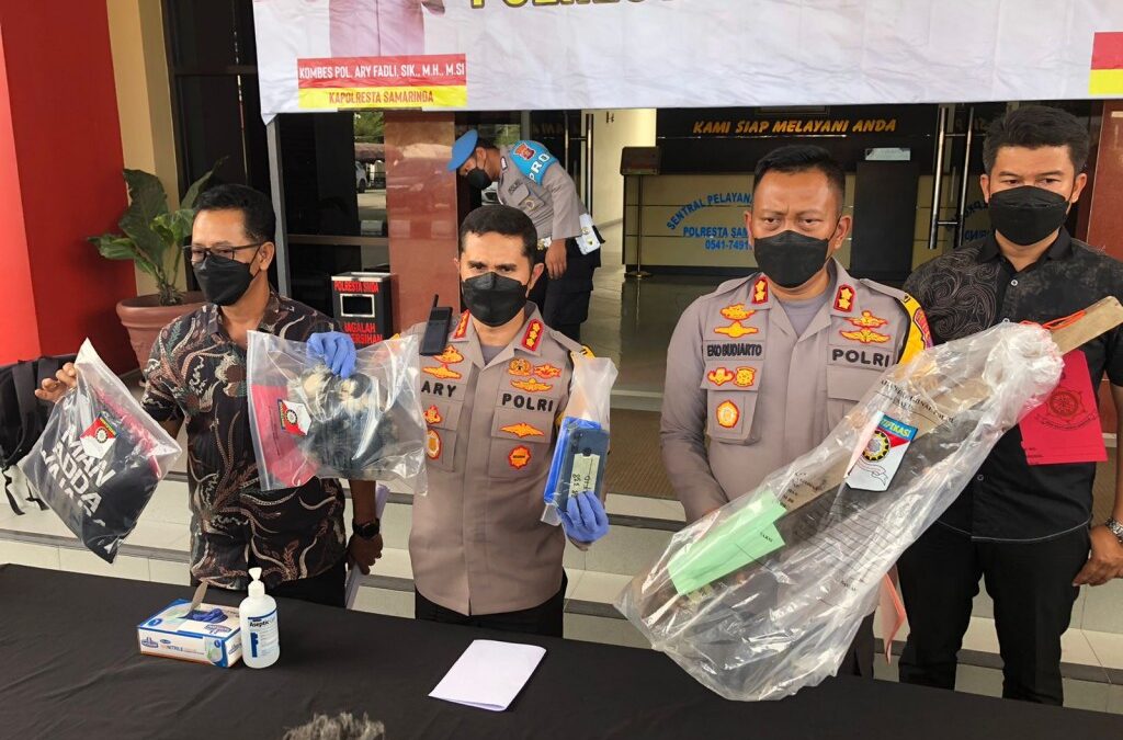 Polresta Samarinda membeberkan sejumlah barang bukti yang disita dari kedua santri tersangka penganiayaan hingga mengakibatkan seorang Ustaz meninggal dunia. (Foto : Klausa.co)