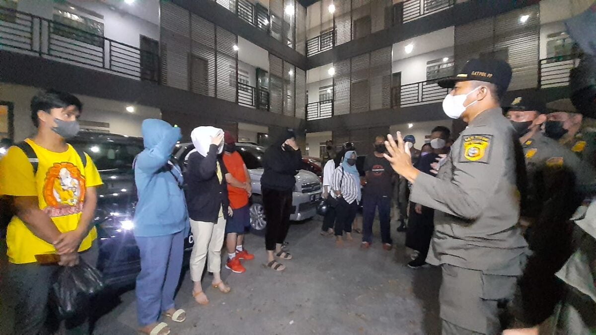 Satpol PP Samarinda mengamankan sejumlah pasangan bukan suami istri di salah satu hotel pada Jumat (4/3/2022) malam. (Foto : Klausa)