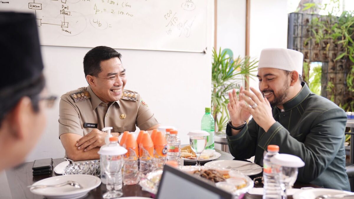 Wali Kota Samarinda, Andi Harun saat berbincang-bincang hangat dengan Habib Ahmad Alhabsyi, Senin (7/3/2022). (Foto : Istimewa)