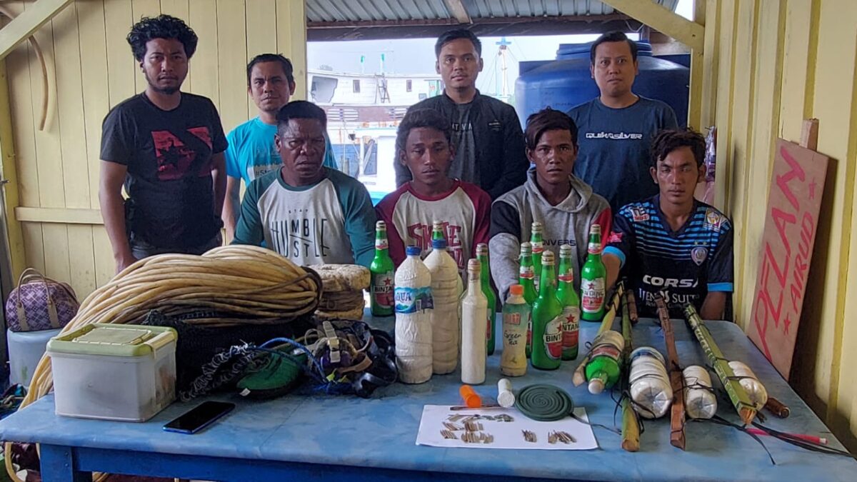 Petugas Ditpolairud Polda Kaltim menangkap 4 nelayan ketika hendak menggunakan bom ikan di perairan Pulai Balikukup, Kecamatan Batu Putih, Kabupaten Berau, Kaltim. (Foto : Istimewa)