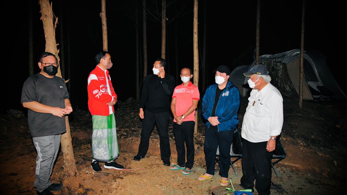 Suasana Presiden berkemah bersama pejabat di titik nol IKN Nusantara, Penajam Paser Utara, Kalimantan Timur, Senin (14/3/2022) malam. (Foto : Biro Pers Sekretariat Kepresidenan)