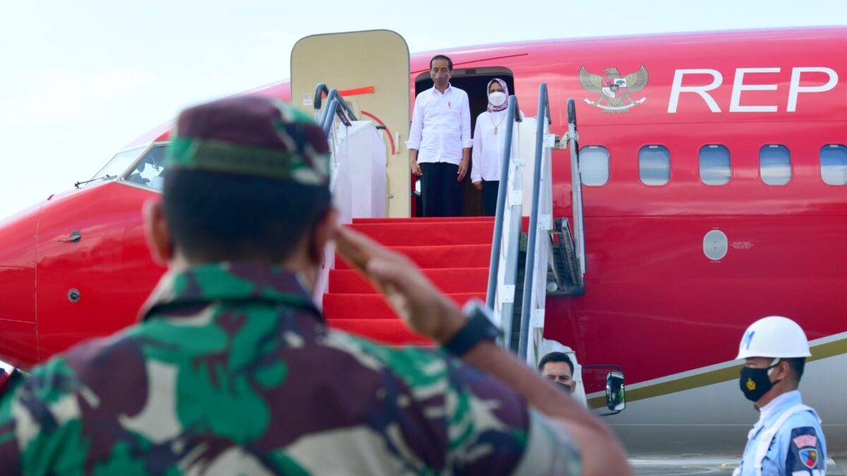 Suasana kepulangan Presiden Jokowi dan Ibu Iriana dari IKN Nusantara menuju Jakarta, di Bandara Sultan Aji Muhammad Sulaiman, Balikpapan, Selasa (15/3/2022). (Foto : Biro Pers Sekretariat Kepresidenan)