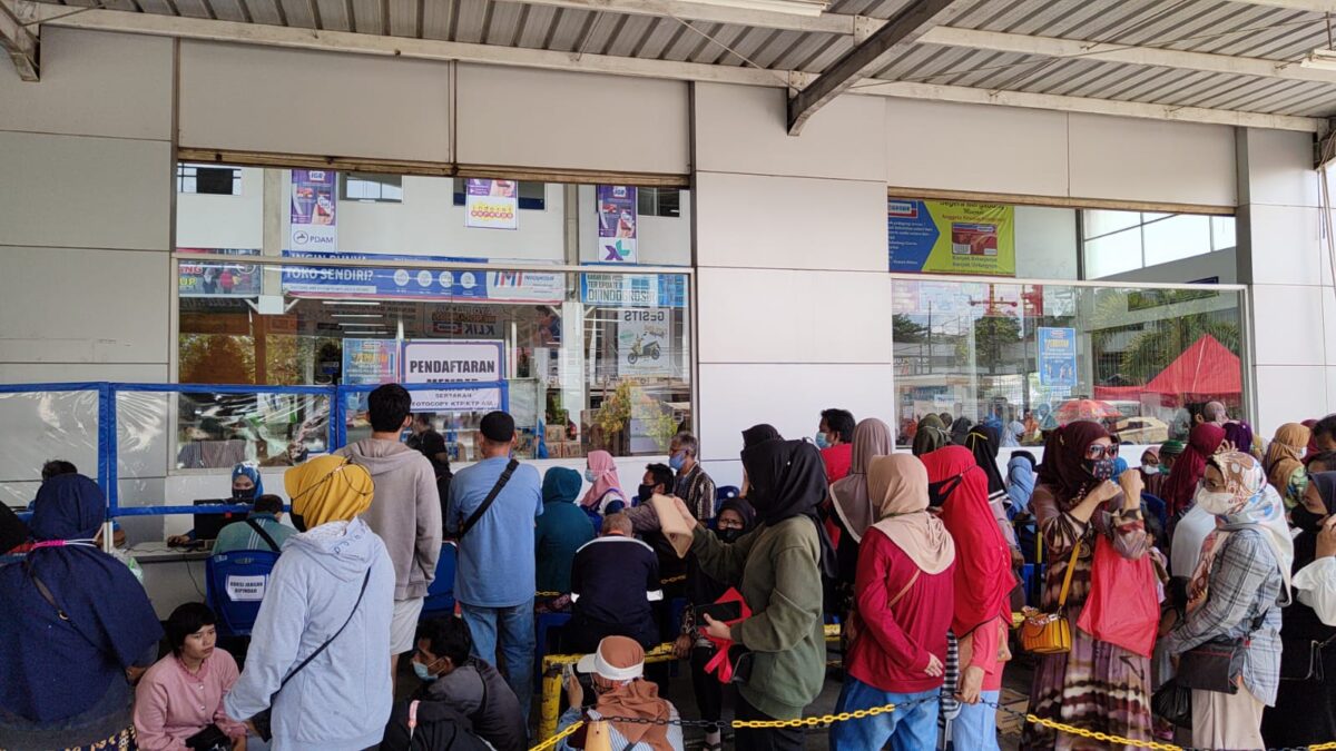 Lokasi korban bernama Rita Riyani jatuh tak sadarkan diri saat sedang mengantre minyak goreng. (Foto : Istimewa)