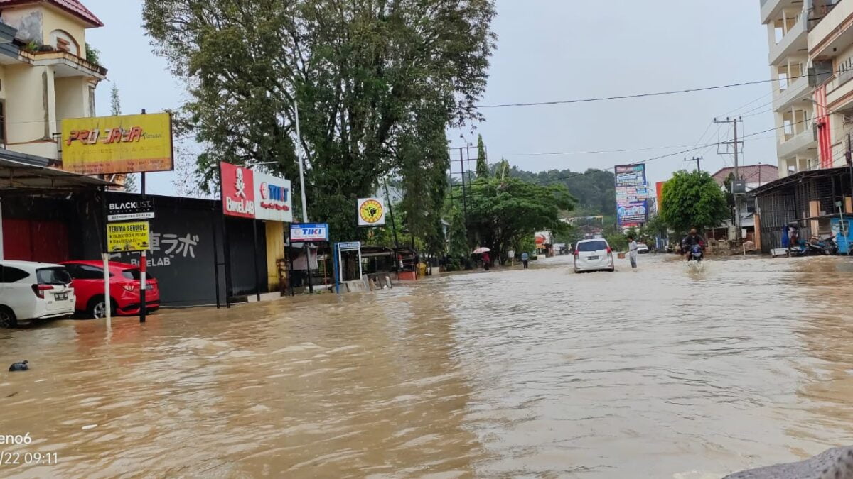 Banjir menerjang di sejumlah ruas jalan Kota Samarinda, Kalimantan Timur akibat diguyur hujan deras pada Selasa (22/3/2022) dini hari. (Foto :Istimewa)