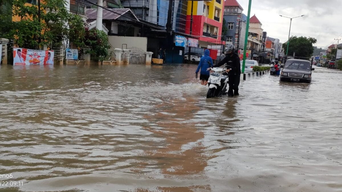 Suasana banjir di ruas jalan Kota Samarinda, Kalimantan Timur. (Foto : BPBD Kota Samarinda)