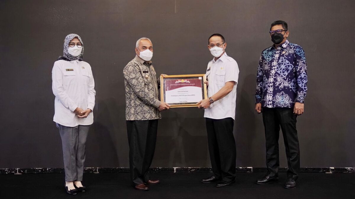 Gubernur Kaltim Isran Noor dan Wakil Wali Kota Samarinda Rusmadi Wongso saat menerima penghargaan dari Kementerian Pertanian RI. (Foto : Humas Pemkot Samarinda)