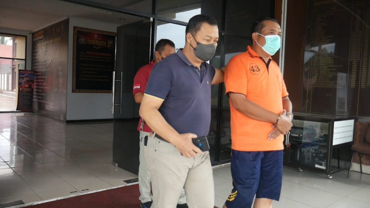Ustaz berinisial AA saat digiring petugas kepolisian. Pimpinan Ponpes di Tenggarong, Kukar, Kaltim itu diduga telah melakukan tindak pencabulan terhadap santriwatinya yang masih dibawah umur sampai hamil tiga bula. (Foto : Polres Kukar)
