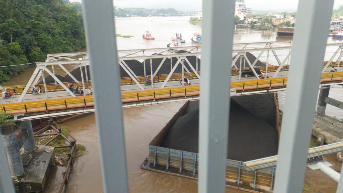 Video amatir yang merekam kejadian tertabraknya pilar Jembatan Mahakam oleh beberapa kapal tongkang pada Senin (28/3/2022) pagi. (Foto : Istimewa)