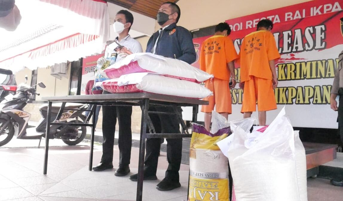 Satreskrim Polresta Balikpapan membeberkan barang bukti beserta dua pelaku pencuri beras yang sempat viral di Balikpapan, Kaltim. (Foto :Polresta Balikpapan)
