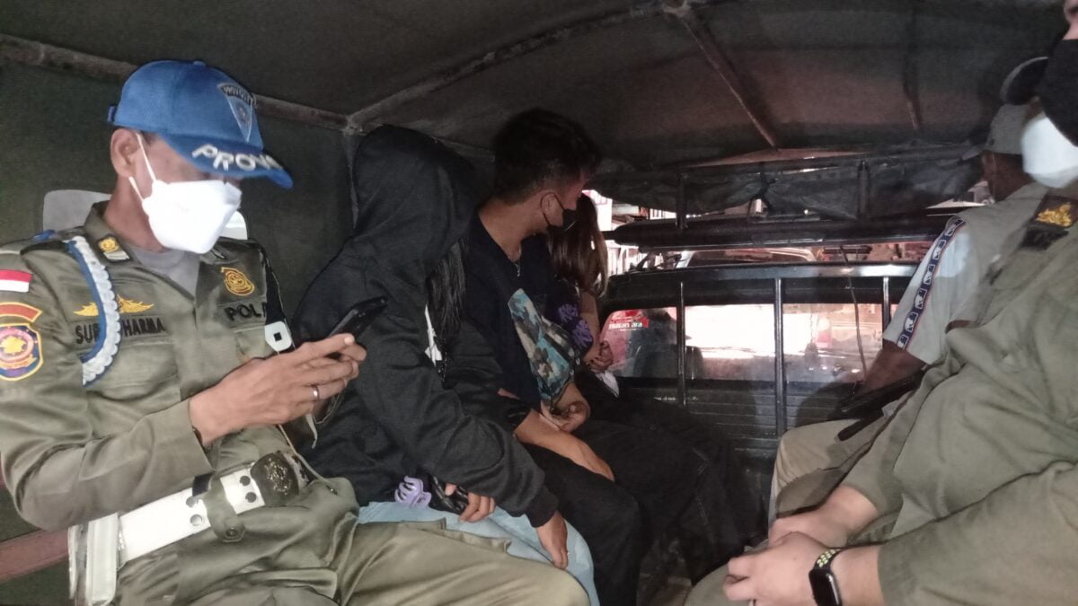 Satpol PP Samarinda saat amankan belasan pasangan bukan suami istri di salah satu Guest House di Samarinda pada, Jumat malam (4/3/2022). (Foto : Klausa.co)