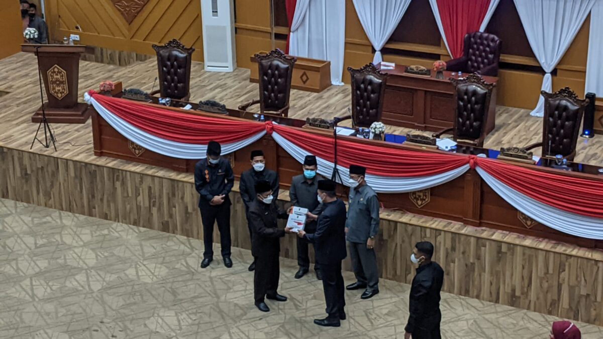 Penyerahan LKPJ oleh Wali Kota Samarinda ke Ketua DPRD Samarinda Sugiyono. (Foto : Klausa.co)