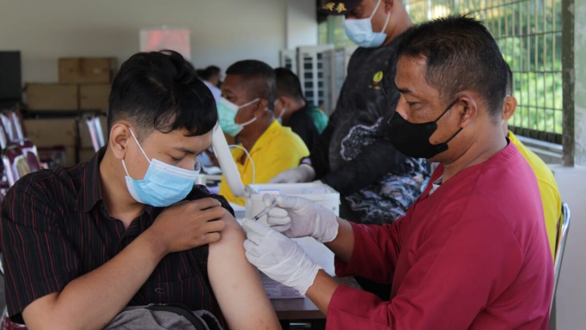 Suasana vaksinasi yang digelar DPD PDI Perjuangan Kaltim untuk warga Samarinda. (Foto : Istimewa)