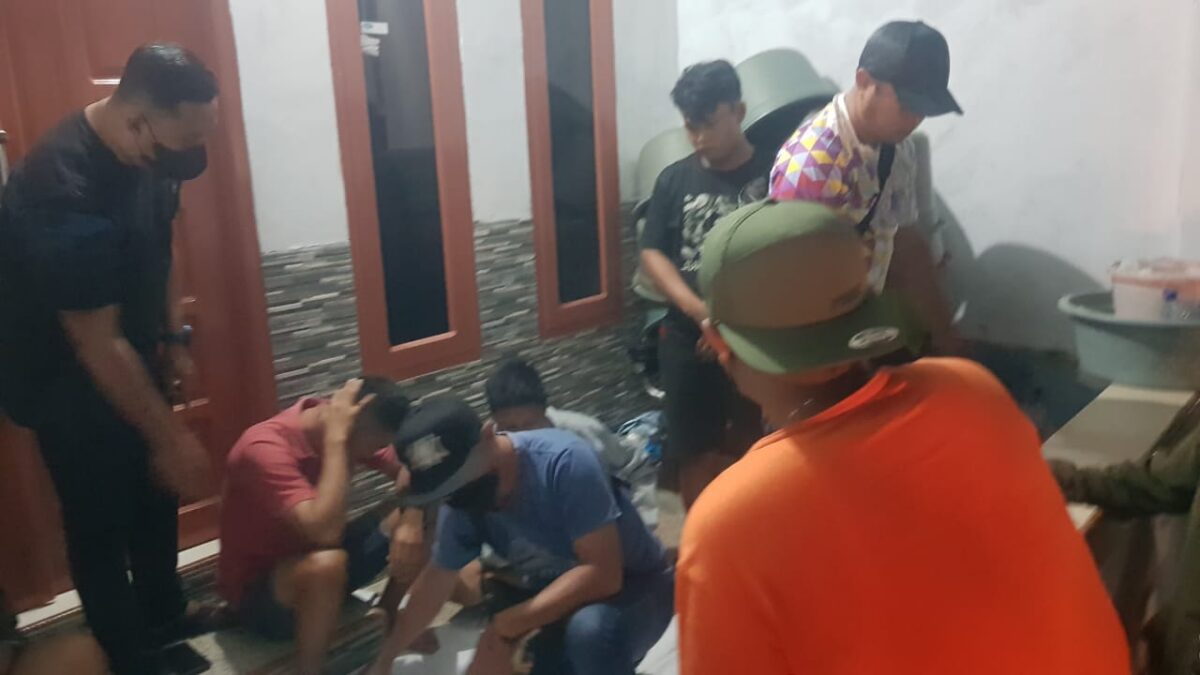Satreskrim Polres Bontang ketika menciduk enam orang yang tengah asik berjudi di halaman rumah di kawasan Berbas, Bontang. (Foto : Humas Polres Bontang)