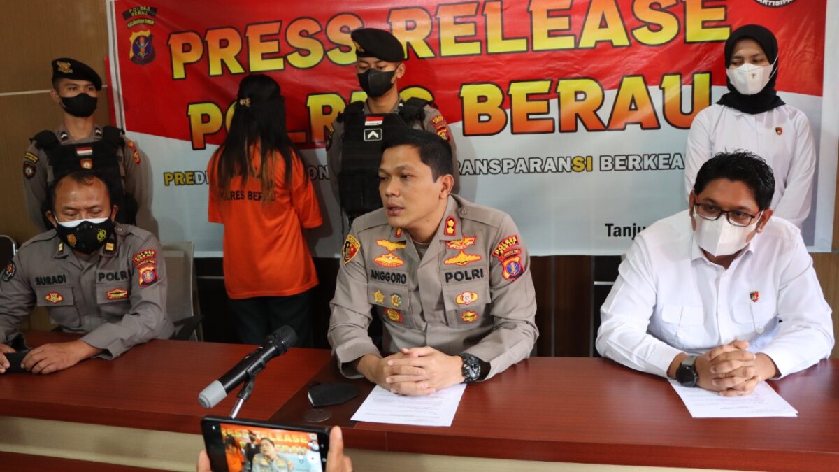 Polres Berau beberkan pengungkapan kasus prostitusi online yang dilakukan seorang muncikari dengan menjajakan anak di bawah umur. (Foto : Humas Polres Berau)