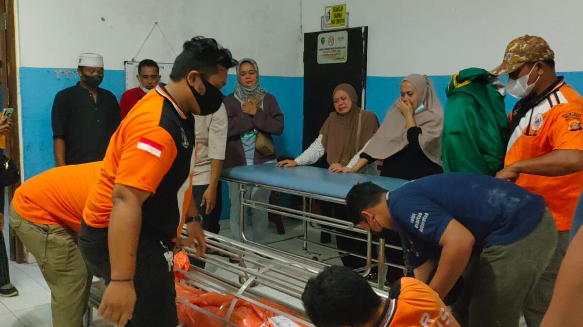 Tim Inafis Satreskrim Polresta Samarinda saat akan menyerahkan jenazah korban kebakaran berinisial AN kepada pihak keluarga. (Foto : Unit Inafis Satreskrim Polresta Samarinda)