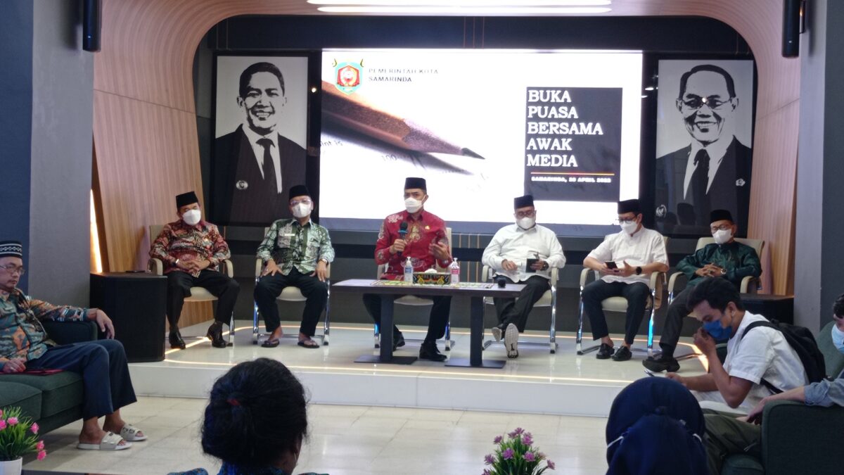 Suasana buka bersama Wali Kota Samarinda Andi Harun dengan awak media di Anjungan Karang Mumus Balai Kota Samarinda, Kamis (28/4/2022). (Foto : Klausa.co)