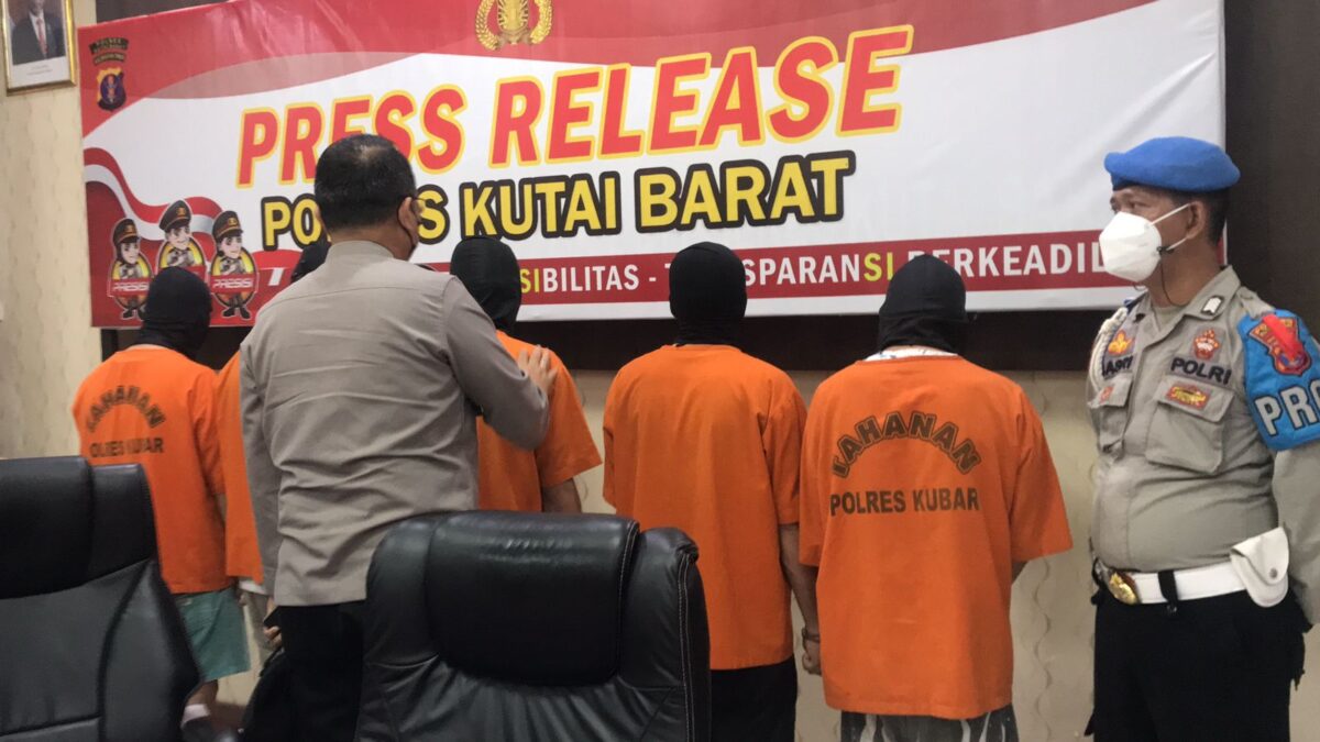 Polres Kutai Barat menunjukkan lima orang tersangka pelaku penganiayaan hingga sebabkan seorang tahanan bernama Hendrikus meninggal dunia. (Foto : Humas Polres Kutai Barat)