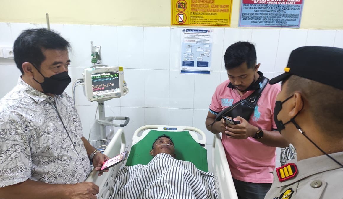 Ramli saat sedang menjalani perawatan di rumah sakit usai punggungnya tertembak senjatanya sendiri. (Foto : Polresta Samarinda)