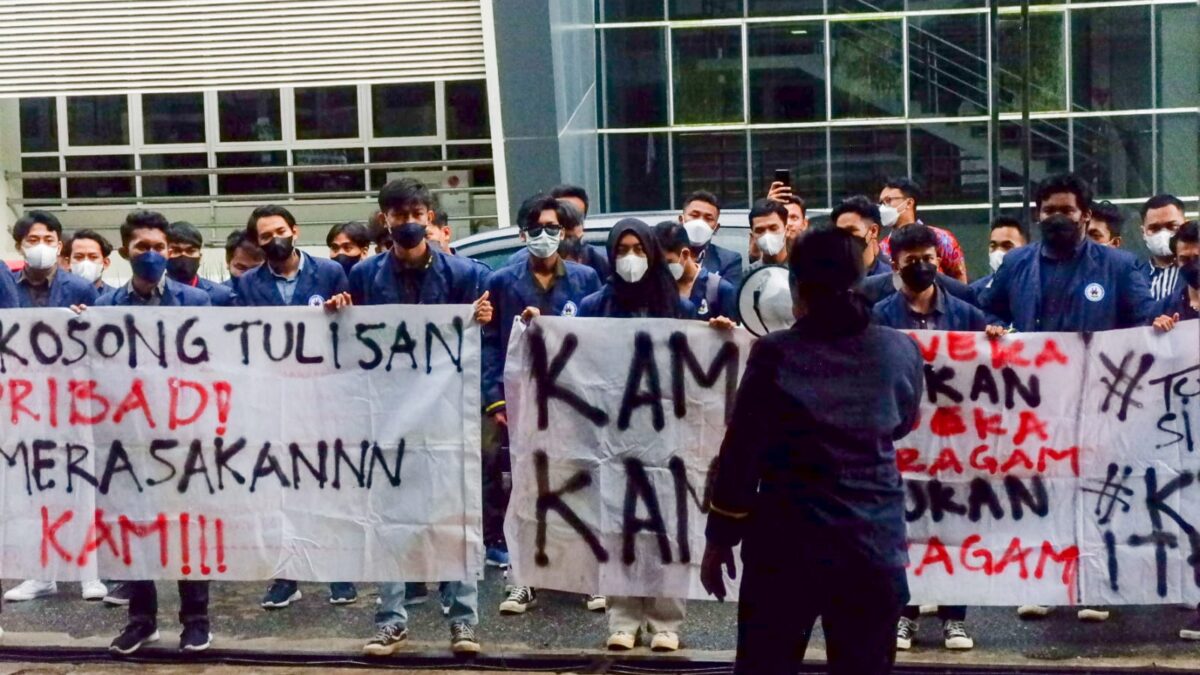Puluhan mahasiswa ITK Balikpapan, Kalimantan Timur menggelar aksi demo menuntut Prof Budi turun dari jabatan Rektor di depan kampus mereka. (Foto : Istimewa)