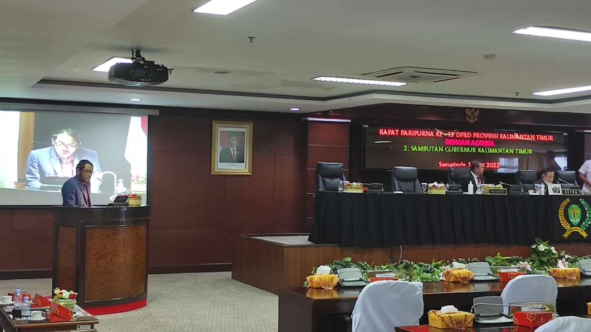 Anggota DPRD Kaltim Martinus saat menyampaikan Laporan Pansus LKPJ pada Rapat Paripurna ke-13 Masa Sidang II Tahun 2022. (Foto : APR/Klausa.co)