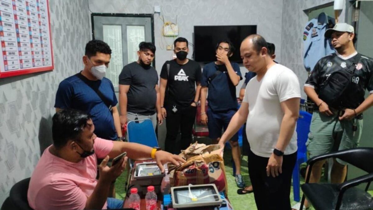 Petugas Lapas Narkotika Klas II A Samarinda saat menggeledah dan menemukan narkoba jenis sabu-sabu yang hendak diselundupkan oleh seorang pengunjung. (Foto : Lapas Narkotika Klas II A Samarinda)