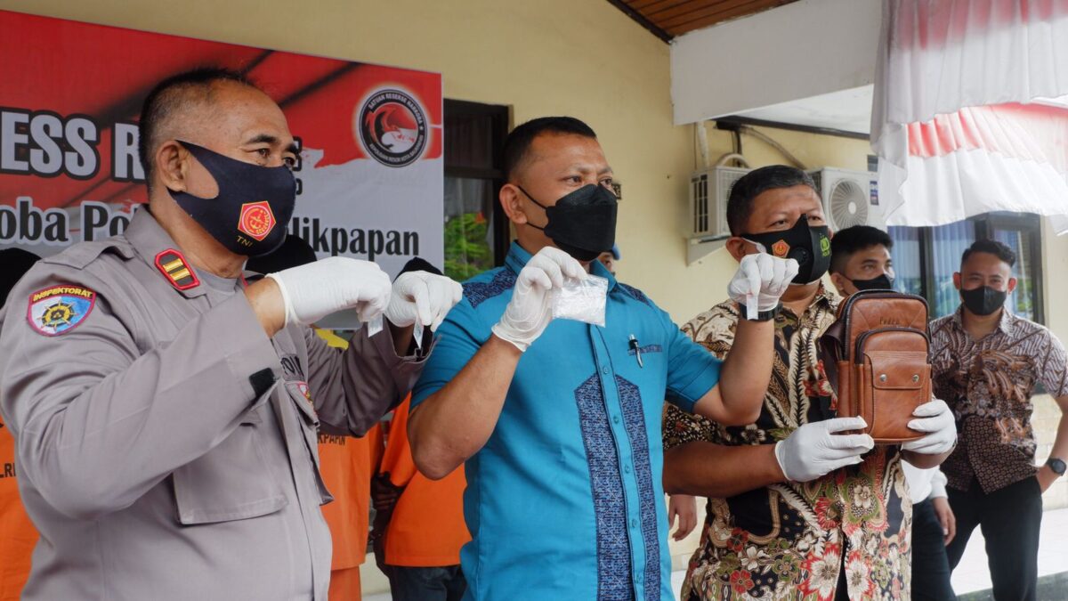 Satresnarkoba Polresta Balikpapan beberkan barang bukti sabu-sabu yang diamankan dari para tersangka pengedar. (Foto : Humas Polresta Balikpapan)