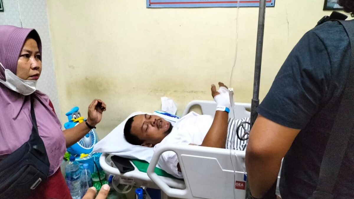 Hermawan dilarikan ke rumah sakit akibat tersengat listrik saat sedang memetik mangga muda. (Foto : Relawan Info Taruna Samarinda)