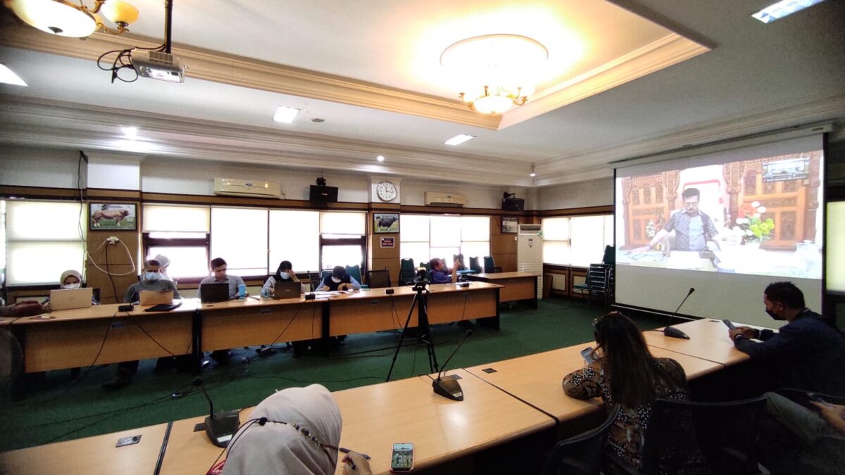 Suasana Rapat bersama Pemerintah Pusat secara daring di Kantor Dinas Peternakan dan Kesehatan Hewan Kaltim Jalan Bhayangkara, Senin (16/5/2022). (Foto : APR/Klausa.co)