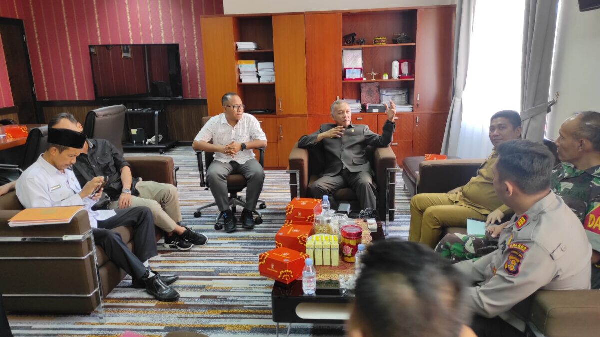 Wakil Ketua DPRD Kaltim Muhammad Samsun saat menerima kedatangan Camat Anggana dan Kepala Desa Sepatin di Ruang Kerjanya. (Foto : Istimewa)