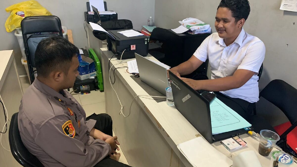 Rieky Jamhari saat dimintai keterangan akibat ulahnya mengaku-ngaku anggota polisi. (Foto : Humas Polda Kaltim)