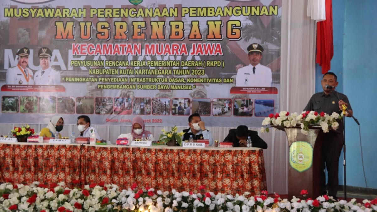 Wakil Ketua DPRD Kaltim Seno Aji saat menyampaikan sambutan pada acara Musyawarah Perencanaan Pembangunan (Musrenbang) Kecamatan Muara Jawa (Humas DPRD Kaltim)