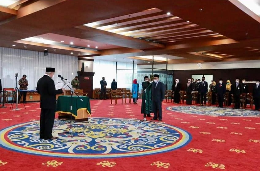 Proses pengambilan sumpah jabatan dan pelantikan Riza Indra Riadi sebagai Penjabat (Pj) Sekretaris Daerah Provinsi Kaltim (Istimewa/FB Pemprov Kaltim)