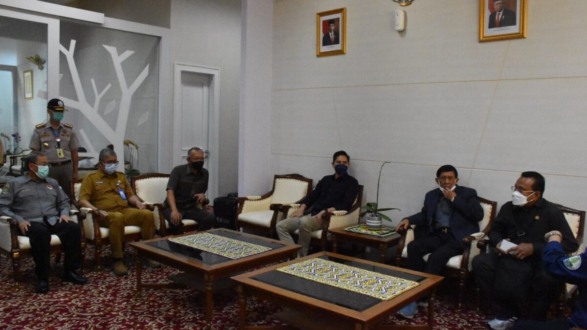 Saat Wakil Ketua DPRD Kaltim Muhammad Samsun menyambut rombongan Anggota DPR RI di VIP Room, Bandara Sepinggan, Balikpapan, Senin (18/4/2022)
