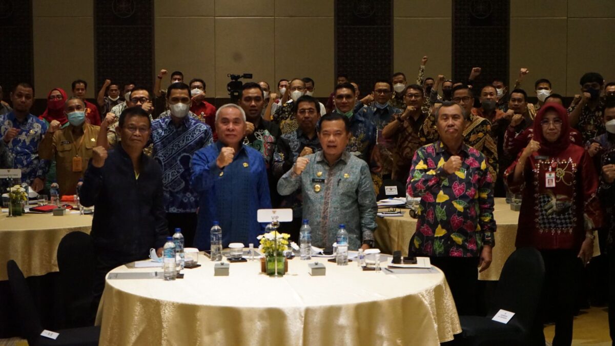 Gubernur Isran Noor (batik biru) saat menghadiri Rakernas APPSI 2022 di Bali (Humas Pemprov Kaltim)