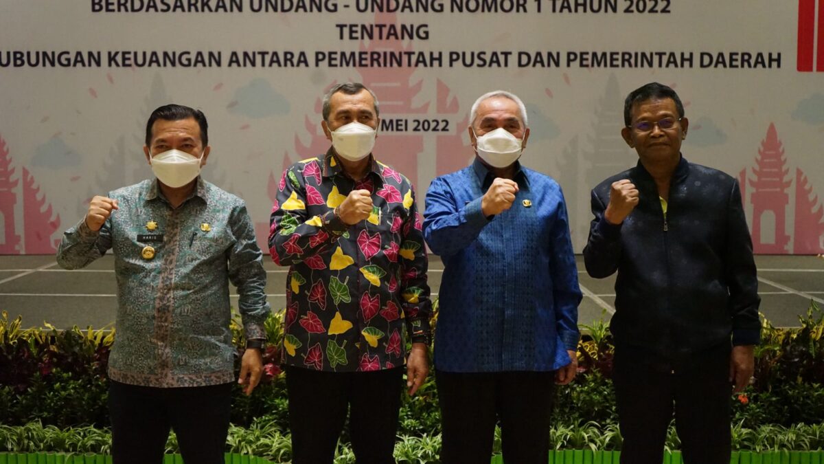 Gubernur Isran Noor (batik biru) saat menghadiri Rakernas APPSI 2022 di Bali (Humas Pemprov Kaltim)