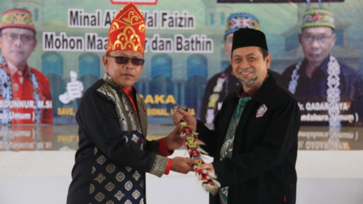 Ketum Abdunnur (kiri) memberikan cinderamata kepada Wakil Gubernur Kalimantan Timur Hadi Mulyadi (kanan). (Foto : Humas Pemprov Kaltim)